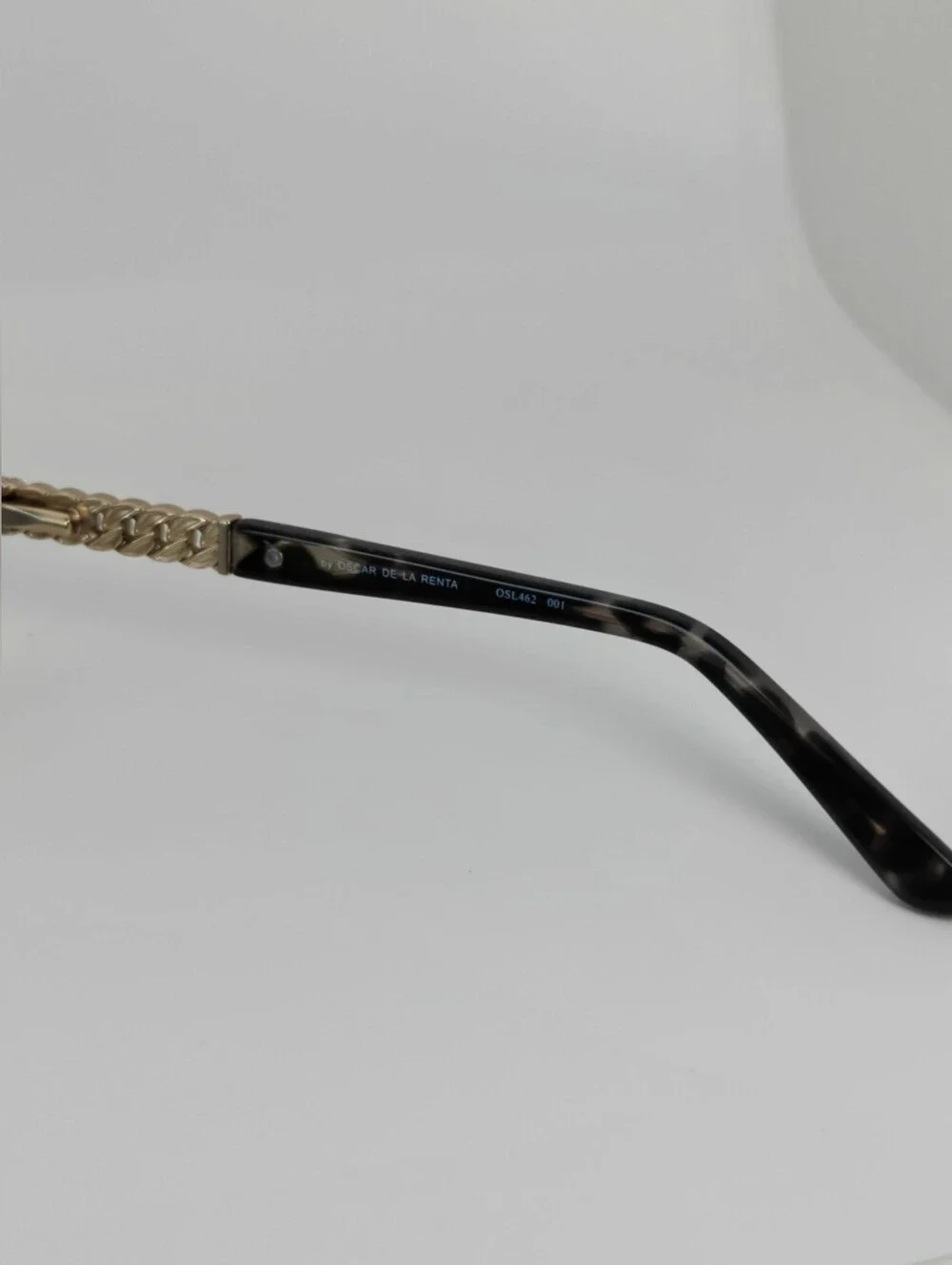 Oscar De La Renta. Women's Matte Black and Gold Semi-Rim Cat-Eye Glasses.